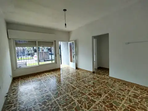 Casa en alquiler de 3 ambientes con cochera y patio