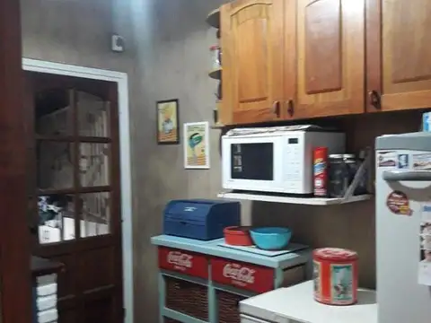 Chalet de 3 ambientes con quincho y parrilla.