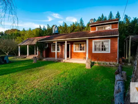 6.000m² Casa quinta con pileta, quincho y casa de huéspedes.