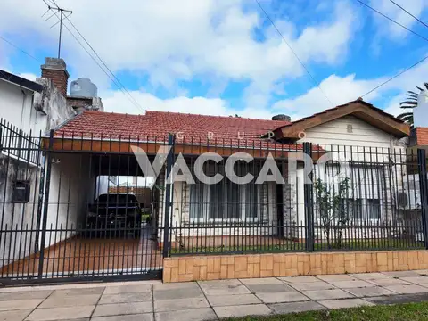 VENTA CASA 4 AMBIENTES CASTELAR