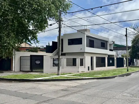 Casa de 2 dormitorios con cochera en condominio de 3 unidades