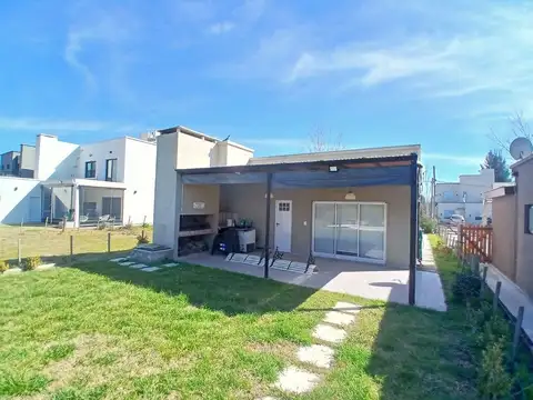 Casa moderna y funcional, con parque y pileta, en Domselaar Chico VENTA