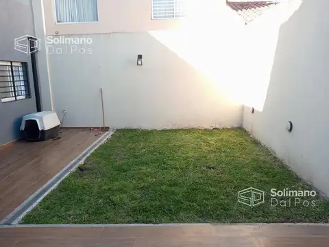 Casa en Alquiler con 2 cocheras