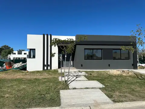 Casa  en Venta en Santa Sofía, Pilar del Este, Pilar