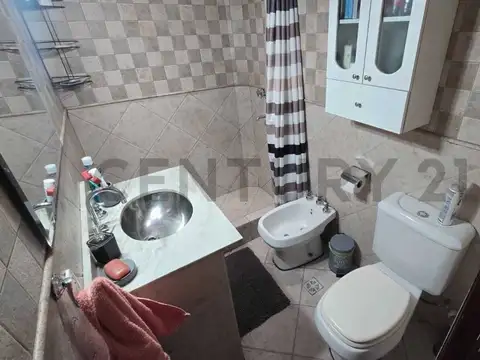 VENTA CASA 3 AMB EN LANUS, CON COCHERA JARDIN Y PILETA.