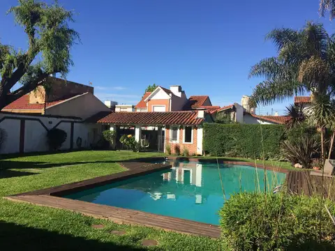 Casa en venta de 6 ambientes, quincho, Pileta y cochera en Temperley