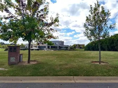 Venta lote al rio de 900 m2. El Yacht. Nordelta