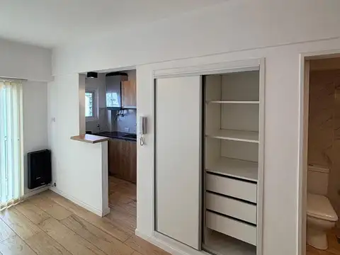 1 ambiente a la calle con balcón saliente