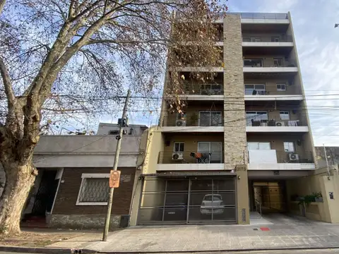 Cochera en edificio con porton automatico