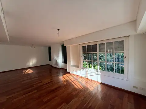 Casa en Alquiler con 2 cocheras