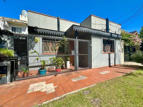 Casa 3 ambientes con jardín, quincho y parrilla sin cochera en Castelar Norte