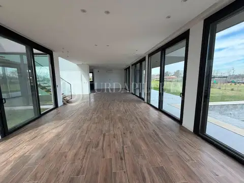 Casa 7 ambientes con 5 baños