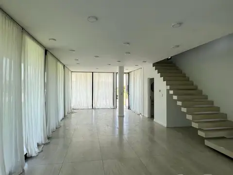 Casa en Alquiler con 4 cocheras