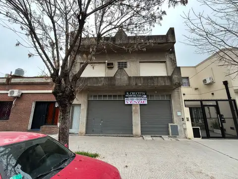 Propiedad con 2 locales y 2 deptos. VENTA