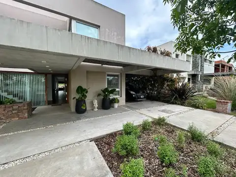 Casa 6 ambientes con 3 baños