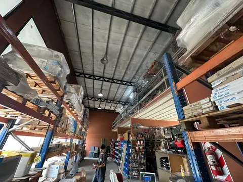 EXCELENTE LOCAL EN VENTA CON GALPÓN EN RUTA 25