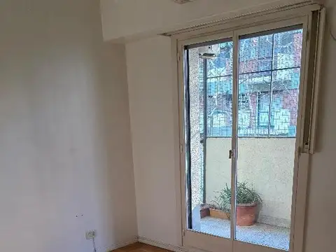 4 ambientes al frente con balcón, lavadero. M/B/Estado