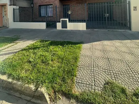 VENTA CASA 4 AMBIENTES COCHERA JARDIN PARRILLA