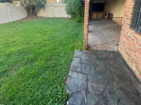 Casa 4 ambientes con 2 baños