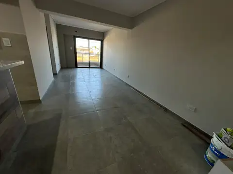 Venta de amplio tres ambientes con balcón en Dominico.