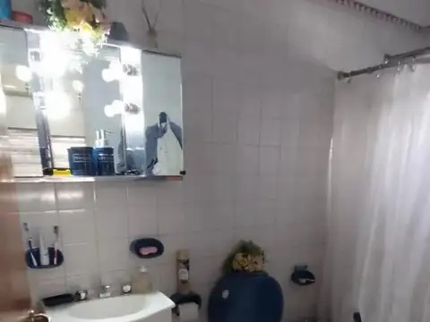 Casa 4 ambientes + local y coch. venta en Pompeya