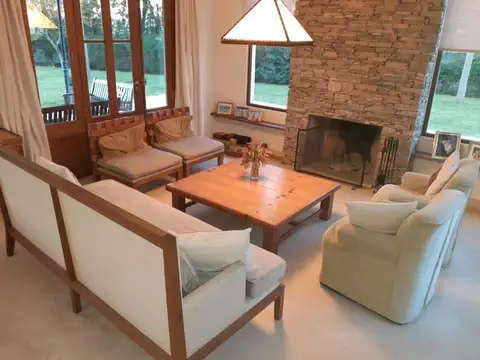 Casa 6 ambientes con 2 baños