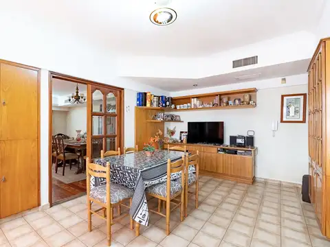 CASA VENTA 4 DORMITORIOS CON PATIO PILETA QUINCHO