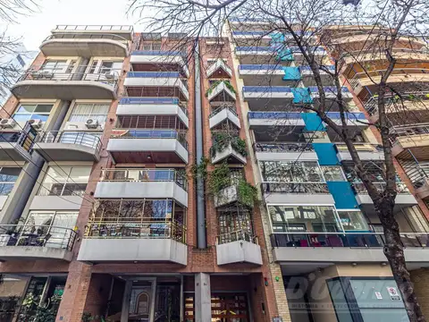 Piso de categoría de 3 dormitorios, cochera fija y baulera  en venta en Caballito