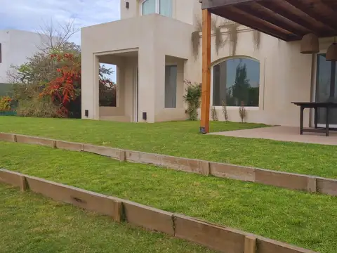 Casa  en  Alquiler Temporario en Casuarinas del Pilar, Pilar - 5 ambientes