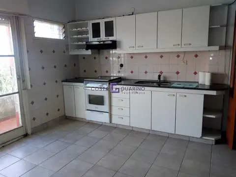 Departamento de 3 ambientes en primer piso al frente con balcón