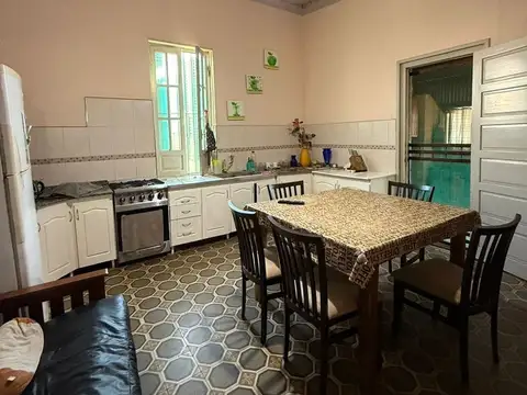 VENTA CASA ANTIGUA 2 DORMITORIOS - HUMBOLDT.-