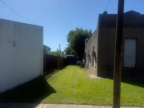 VENTA CASA ANTIGUA 2 DORMITORIOS - HUMBOLDT.-