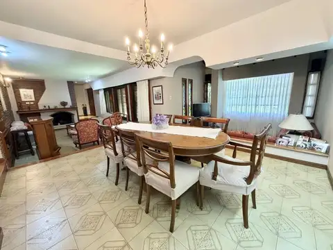 Casa 6 ambientes con 4 baños