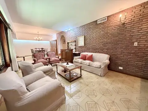 Importante chalet 6 ambientes en excelente ubicación.
