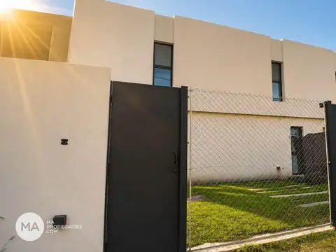 Casa en venta 2 dormitorios con jardín y galería - Tierra Nueva Fisherton | Venta