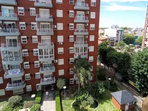 DEPARTAMENTO AL FRENTE C/BALCÓN