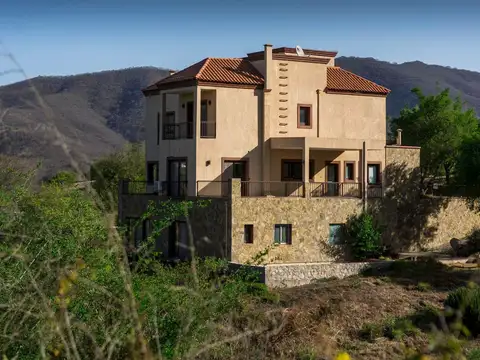 Casa en Venta con 4 cocheras