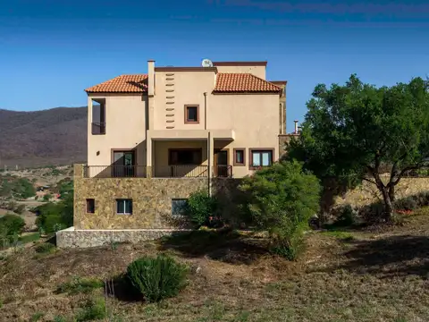 Casa 8 ambientes con 6 baños