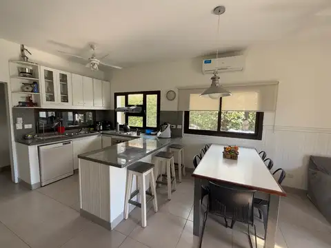 Casa 7 ambientes con 4 baños