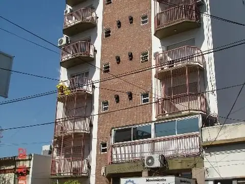 DEPARTAMENTO 3 AMBIENTES AL FRENTE CON COCHERA.APTO PROFESIONAL