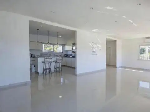 Casa 5 ambientes con 4 baños