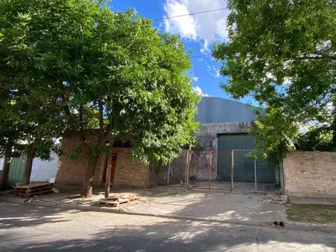 Galpón 480 m² cubiertos. 338m² en planta, y además un entrepiso de 143m² CON RENTA