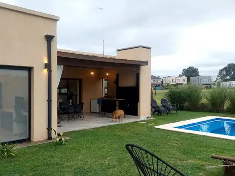Casa en Venta con 4 cocheras