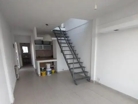 Charlone 1100, Piso 4