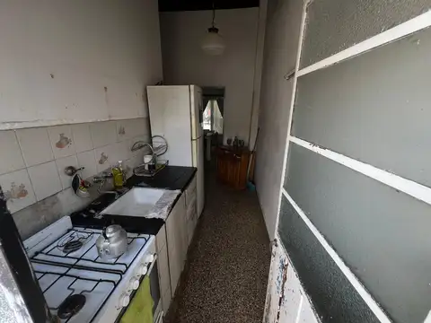 CASA CON COCHERA, PATIO Y CONSTRUCCIÓN ADICIONAL