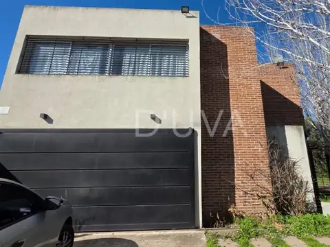 Duplex de 2 dormitorios, cochera doble, parque.