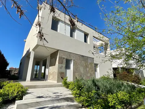 Impecable casa en Lote interno en CASTAÑOS, Nordelta