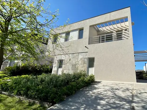 Casa 5 ambientes con 4 baños