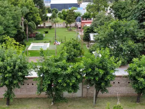 Casa 2 dormitorios sobre 990m2 de parque con quincho y plieta