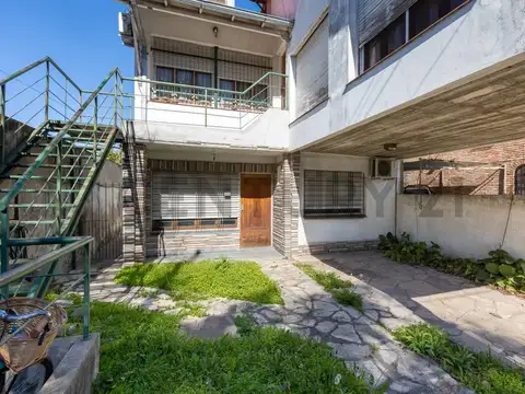 PH TIPO CASA 3 AMBIENTES c/COCHERA y JARDÍN – VILLA BALLESTER. Permuta